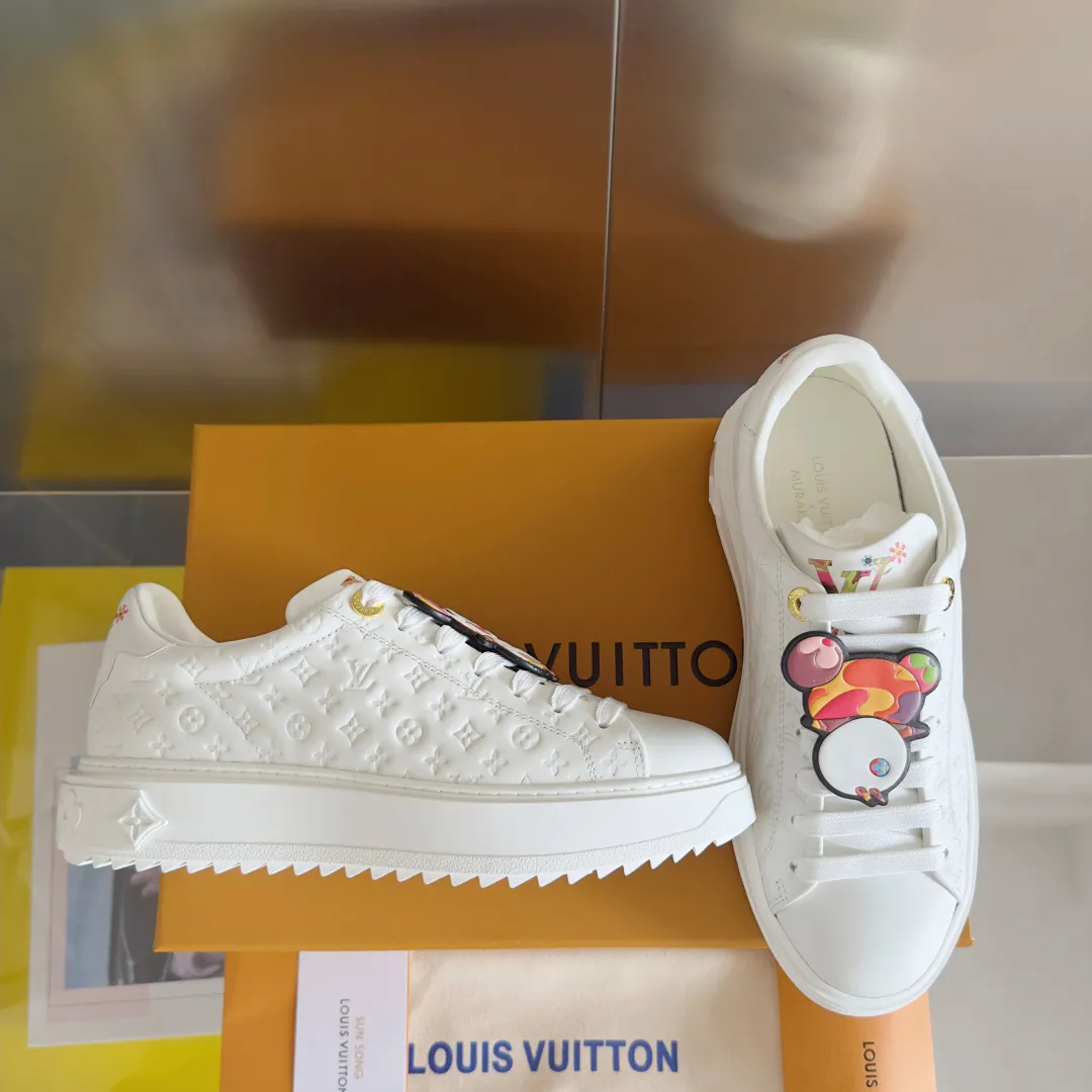👟👟Ex-factory price 740👟👟 Top version LV Louis Vuitton L House Donkey Brand Stadium Series Casual Sports Shoes White Shoes Dexun Shoes Original purchase, development and production LV Stadium sports shoes are soft cow leather partially embossed with Monogram patterns, reproducing the retro design trend. Monogram canvas trim and toe perforations bring together exquisite details, the tongue is decorated with LV letter label, and the outsole depicts the Louis Vuitton logo. Exquisitely packaged at the delivery counter🛍📦 ▪️ Fabric: Original imported first-layer cowhide ▪️ Lining: Original imported soft sheepskin lining ▪️ Sole: Original open-molded non-slip rubber outsole ▪️ Bottom thickness: 3CM ▪️ Size: Women's 35-41